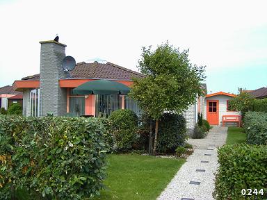 Außenansicht mit Gartenhütte im Hintergrund